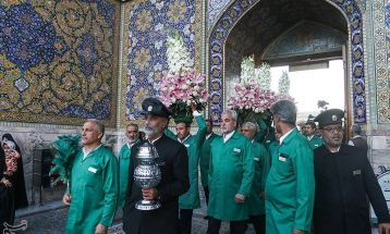 مراسم تعویض پرچم گنبد حرم مطهر رضوی