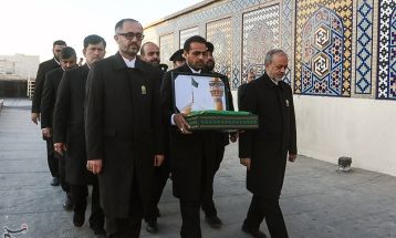 مراسم تعویض پرچم گنبد حرم مطهر رضوی
