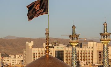 مراسم تعویض پرچم گنبد حرم مطهر رضوی
