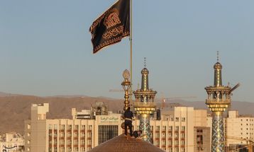 مراسم تعویض پرچم گنبد حرم مطهر رضوی