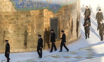 مراسم تعویض پرچم گنبد حرم مطهر رضوی