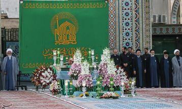 مراسم تعویض پرچم گنبد حرم مطهر رضوی