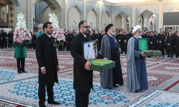 مراسم تعویض پرچم گنبد حرم مطهر رضوی