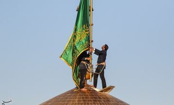 مراسم تعویض پرچم گنبد حرم مطهر رضوی