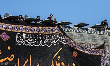 مراسم تعویض پرچم گنبد حرم مطهر رضوی