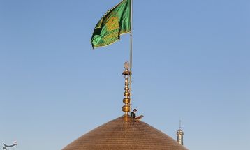 مراسم تعویض پرچم گنبد حرم مطهر رضوی