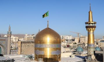 مراسم تعویض پرچم گنبد حرم مطهر رضوی