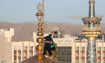 مراسم تعویض پرچم گنبد حرم مطهر رضوی
