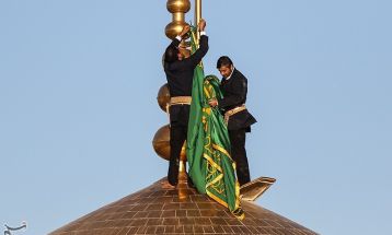 مراسم تعویض پرچم گنبد حرم مطهر رضوی
