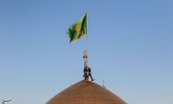 مراسم تعویض پرچم گنبد حرم مطهر رضوی