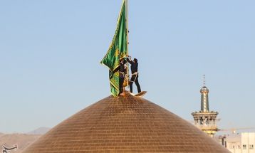 مراسم تعویض پرچم گنبد حرم مطهر رضوی